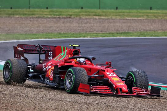 Carlos Sainz Jr (ESP) Ferrari SF-21 runs wide.
18.04.2021. Formula 1 World Championship, Rd 2, Emilia Romagna Grand Prix, Imola, Italy, Race Day.
- www.xpbimages.com, EMail: requests@xpbimages.com &copy; Copyright: Charniaux / XPB Images