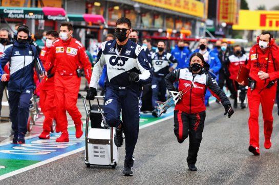 Mechanics leave the grid.
18.04.2021. Formula 1 World Championship, Rd 2, Emilia Romagna Grand Prix, Imola, Italy, Race Day.
- www.xpbimages.com, EMail: requests@xpbimages.com &copy; Copyright: Moy / XPB Images