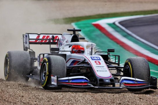Nikita Mazepin (RUS) Haas F1 Team VF-21 runs wide.
18.04.2021. Formula 1 World Championship, Rd 2, Emilia Romagna Grand Prix, Imola, Italy, Race Day.
- www.xpbimages.com, EMail: requests@xpbimages.com &copy; Copyright: Charniaux / XPB Images