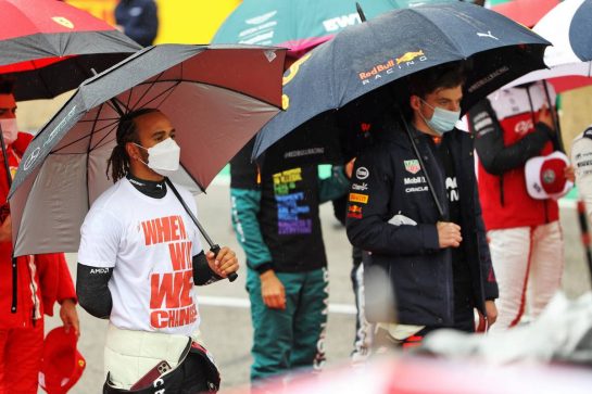 Lewis Hamilton (GBR) Mercedes AMG F1 and Max Verstappen (NLD) Red Bull Racing on the grid.
18.04.2021. Formula 1 World Championship, Rd 2, Emilia Romagna Grand Prix, Imola, Italy, Race Day.
- www.xpbimages.com, EMail: requests@xpbimages.com &copy; Copyright: Bearne / XPB Images