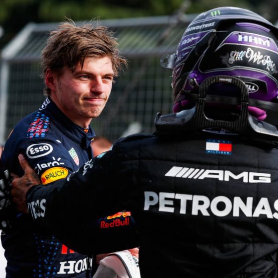 Palmer sees crash looming between Hamilton and Verstappen