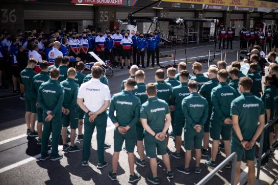 The paddock joins the Haas F1 Team in paying their respects to a deceased Haas mechanic in the pits.
29.04.2021. Formula 1 World Championship, Rd 3, Portuguese Grand Prix, Portimao, Portugal, Preparation Day.
- www.xpbimages.com, EMail: requests@xpbimages.com © Copyright: Bearne / XPB Images