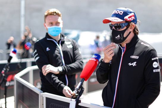 Fernando Alonso (ESP) Alpine F1 Team with the media.
29.04.2021. Formula 1 World Championship, Rd 3, Portuguese Grand Prix, Portimao, Portugal, Preparation Day.
- www.xpbimages.com, EMail: requests@xpbimages.com © Copyright: Charniaux / XPB Images