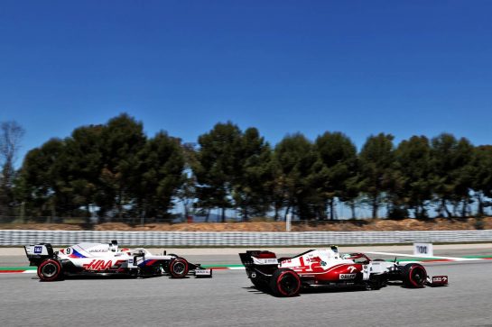 Antonio Giovinazzi (ITA) Alfa Romeo Racing C41 passes Nikita Mazepin (RUS) Haas F1 Team VF-21.
08.05.2021. Formula 1 World Championship, Rd 4, Spanish Grand Prix, Barcelona, Spain, Qualifying Day.
- www.xpbimages.com, EMail: requests@xpbimages.com © Copyright: Batchelor / XPB Images