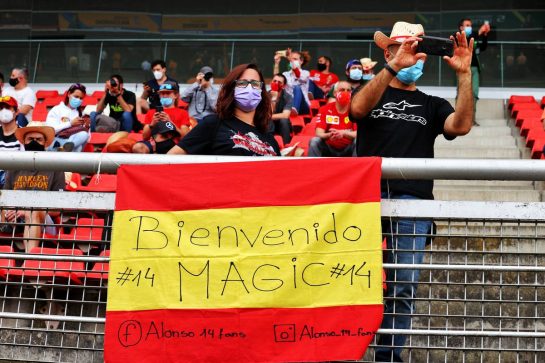 Circuit atmosphere - Fernando Alonso (ESP) Alpine F1 Team fans.
09.05.2021. Formula 1 World Championship, Rd 4, Spanish Grand Prix, Barcelona, Spain, Race Day.
- www.xpbimages.com, EMail: requests@xpbimages.com © Copyright: Moy / XPB Images
