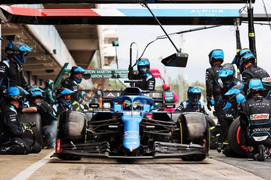 Fernando Alonso (ESP) Alpine F1 Team A521 makes a pit stop.
09.05.2021. Formula 1 World Championship, Rd 4, Spanish Grand Prix, Barcelona, Spain, Race Day.
- www.xpbimages.com, EMail: requests@xpbimages.com © Copyright: Charniaux / XPB Images