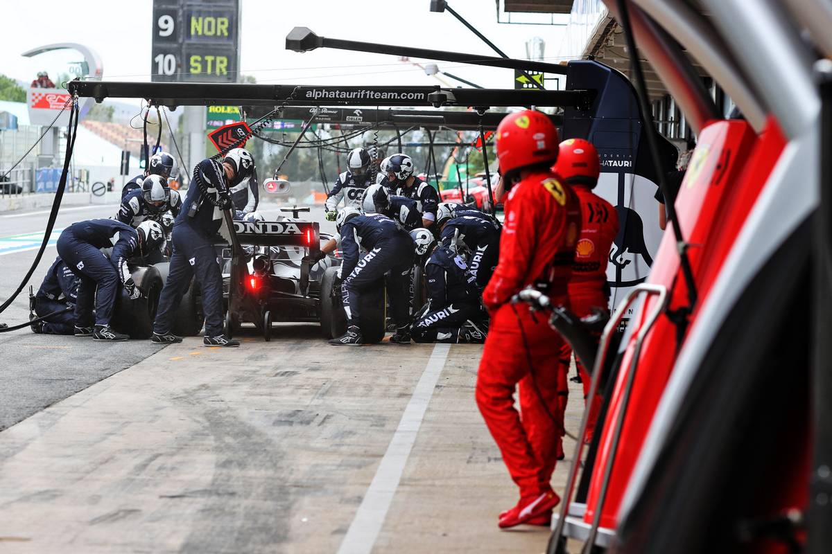 Pierre Gasly (FRA) AlphaTauri AT02 makes a pit stop. 09.05.2021. Formula 1 World Championship, Rd 4, Spanish Grand Prix, Barcelona
