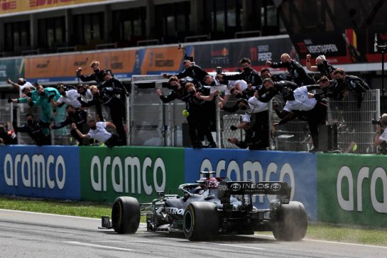 Race winner Lewis Hamilton (GBR) Mercedes AMG F1 W12 passes his celebrating team at the end of the race.
09.05.2021. Formula 1 World Championship, Rd 4, Spanish Grand Prix, Barcelona, Spain, Race Day.
- www.xpbimages.com, EMail: requests@xpbimages.com © Copyright: Batchelor / XPB Images