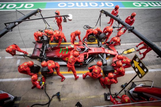 Carlos Sainz Jr (ESP) Ferrari SF-21 makes a pit stop.
09.05.2021. Formula 1 World Championship, Rd 4, Spanish Grand Prix, Barcelona, Spain, Race Day.
- www.xpbimages.com, EMail: requests@xpbimages.com © Copyright: Bearne / XPB Images