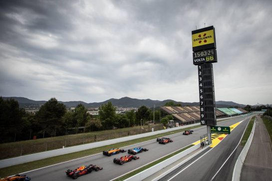 Lewis Hamilton (GBR) Mercedes AMG F1 W12 leads Max Verstappen (NLD) Red Bull Racing RB16B at the start of the race.
09.05.2021. Formula 1 World Championship, Rd 4, Spanish Grand Prix, Barcelona, Spain, Race Day.
- www.xpbimages.com, EMail: requests@xpbimages.com © Copyright: Bearne / XPB Images