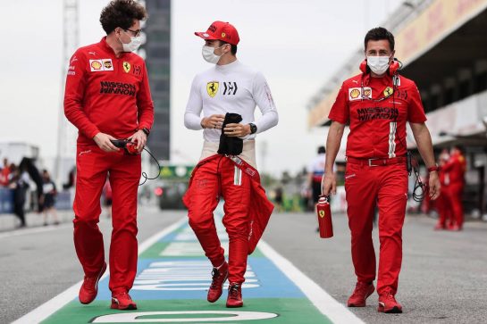 Charles Leclerc (MON) Ferrari with Mattia Binotto (ITA) Ferrari Team Principal on the grid.
09.05.2021. Formula 1 World Championship, Rd 4, Spanish Grand Prix, Barcelona, Spain, Race Day.
- www.xpbimages.com, EMail: requests@xpbimages.com © Copyright: Charniaux / XPB Images