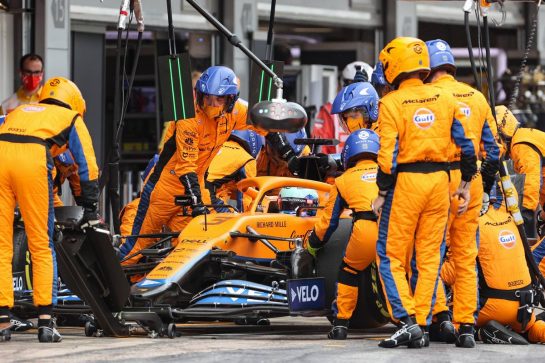 Daniel Ricciardo (AUS) McLaren MCL35M makes a pit stop.
09.05.2021. Formula 1 World Championship, Rd 4, Spanish Grand Prix, Barcelona, Spain, Race Day.
- www.xpbimages.com, EMail: requests@xpbimages.com © Copyright: Charniaux / XPB Images