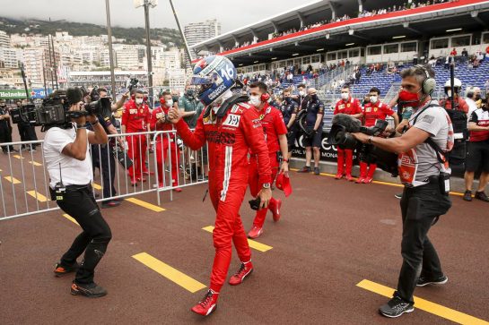 Charles Leclerc (MON) Ferrari celebrates his pole position in qualifying parc ferme.
22.05.2021. Formula 1 World Championship, Rd 5, Monaco Grand Prix, Monte Carlo, Monaco, Qualifying Day.
- www.xpbimages.com, EMail: requests@xpbimages.com © Copyright: FIA Pool Image for Editorial Use Only