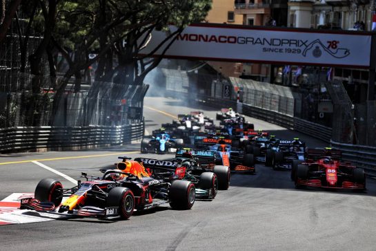 Max Verstappen (NLD) Red Bull Racing RB16B leads at the start of the race.
23.05.2021. Formula 1 World Championship, Rd 5, Monaco Grand Prix, Monte Carlo, Monaco, Race Day.
- www.xpbimages.com, EMail: requests@xpbimages.com © Copyright: Moy / XPB Images