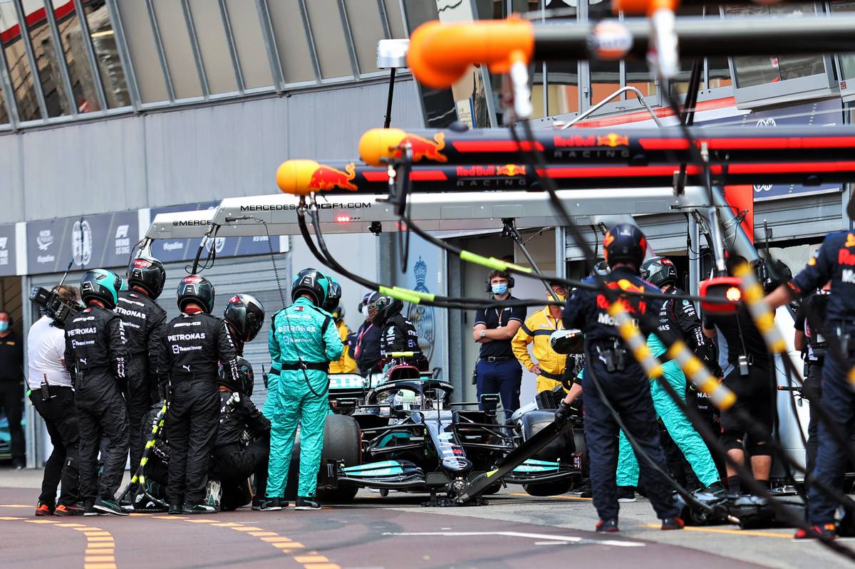 Valtteri Bottas (FIN) Mercedes AMG F1 W12 makes a failed pit stop that ended his race. 23.05.2021. Formula 1 World Championship, Rd 5, Monaco Grand Prix, Monte Carlo