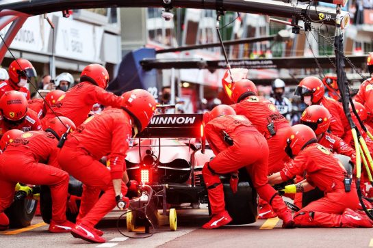 Carlos Sainz Jr (ESP) Ferrari SF-21 makes a pit stop.
23.05.2021. Formula 1 World Championship, Rd 5, Monaco Grand Prix, Monte Carlo, Monaco, Race Day.
- www.xpbimages.com, EMail: requests@xpbimages.com © Copyright: Charniaux / XPB Images