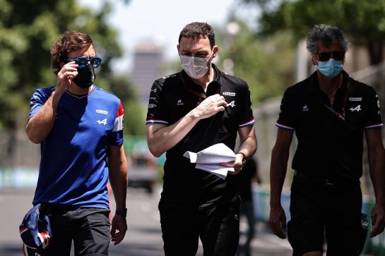 Fernando Alonso (ESP) Alpine F1 Team walks the circuit with the team.
03.06.2021. Formula 1 World Championship, Rd 6, Azerbaijan Grand Prix, Baku Street Circuit, Azerbaijan, Preparation Day.
- www.xpbimages.com, EMail: requests@xpbimages.com &copy; Copyright: Charniaux / XPB Images