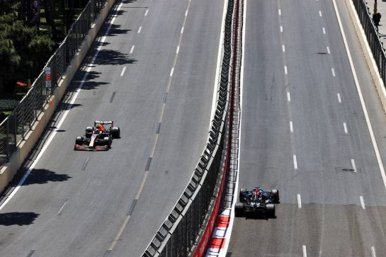 Max Verstappen (NLD) Red Bull Racing RB16B and Lewis Hamilton (GBR) Mercedes AMG F1 W12.
05.06.2021. Formula 1 World Championship, Rd 6, Azerbaijan Grand Prix, Baku Street Circuit, Azerbaijan, Qualifying Day.
- www.xpbimages.com, EMail: requests@xpbimages.com &copy; Copyright: Moy / XPB Images