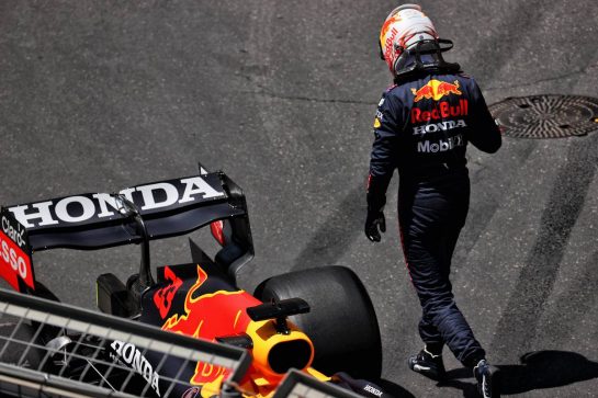 Max Verstappen (NLD) Red Bull Racing RB16B crashed in the third practice session.
05.06.2021. Formula 1 World Championship, Rd 6, Azerbaijan Grand Prix, Baku Street Circuit, Azerbaijan, Qualifying Day.
- www.xpbimages.com, EMail: requests@xpbimages.com &copy; Copyright: Batchelor / XPB Images