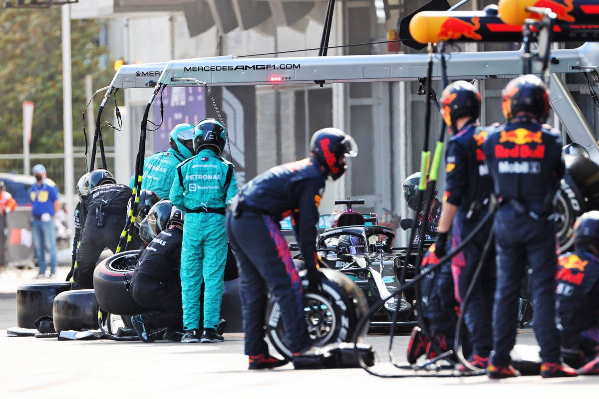 Lewis Hamilton (GBR) Mercedes AMG F1 W12 makes a pit stop. 06.06.2021. Formula 1 World Championship, Rd 6, Azerbaijan Grand Prix, Baku