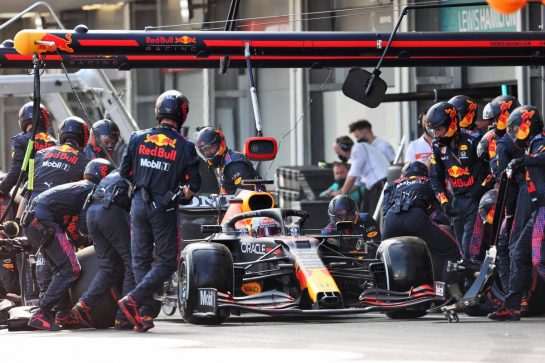 Max Verstappen (NLD) Red Bull Racing RB16B makes a pit stop.
06.06.2021. Formula 1 World Championship, Rd 6, Azerbaijan Grand Prix, Baku Street Circuit, Azerbaijan, Race Day.
- www.xpbimages.com, EMail: requests@xpbimages.com &copy; Copyright: Charniaux / XPB Images