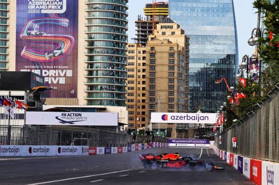 Max Verstappen (NLD) Red Bull Racing RB16B crashed out of the lead of the race.
06.06.2021. Formula 1 World Championship, Rd 6, Azerbaijan Grand Prix, Baku Street Circuit, Azerbaijan, Race Day.
- www.xpbimages.com, EMail: requests@xpbimages.com &copy; Copyright: Moy / XPB Images
