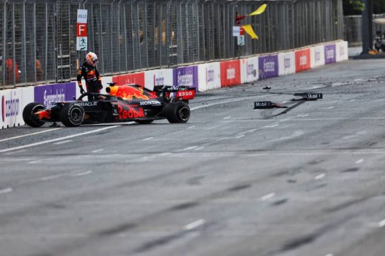 Max Verstappen (NLD) Red Bull Racing RB16B crashed out of the race.
06.06.2021. Formula 1 World Championship, Rd 6, Azerbaijan Grand Prix, Baku Street Circuit, Azerbaijan, Race Day.
- www.xpbimages.com, EMail: requests@xpbimages.com &copy; Copyright: Charniaux / XPB Images