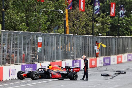 Max Verstappen (NLD) Red Bull Racing RB16B crashed out of the race.
06.06.2021. Formula 1 World Championship, Rd 6, Azerbaijan Grand Prix, Baku Street Circuit, Azerbaijan, Race Day.
- www.xpbimages.com, EMail: requests@xpbimages.com &copy; Copyright: Charniaux / XPB Images