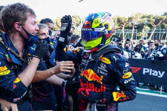 Race winner Sergio Perez (MEX) Red Bull Racing celebrates with the team in parc ferme.
06.06.2021. Formula 1 World Championship, Rd 6, Azerbaijan Grand Prix, Baku Street Circuit, Azerbaijan, Race Day.
- www.xpbimages.com, EMail: requests@xpbimages.com &copy; Copyright: FIA Pool Image for Editorial Use Only
