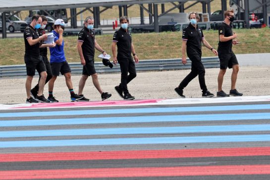 Fernando Alonso (ESP) Alpine F1 Team walks the circuit with the team.
17.06.2021. Formula 1 World Championship, Rd 7, French Grand Prix, Paul Ricard, France, Preparation Day.
- www.xpbimages.com, EMail: requests@xpbimages.com &copy; Copyright: Batchelor / XPB Images