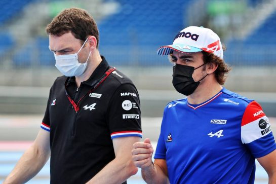 Fernando Alonso (ESP) Alpine F1 Team walks the circuit with the team.
17.06.2021. Formula 1 World Championship, Rd 7, French Grand Prix, Paul Ricard, France, Preparation Day.
- www.xpbimages.com, EMail: requests@xpbimages.com &copy; Copyright: Batchelor / XPB Images