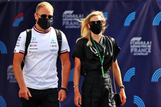 Valtteri Bottas (FIN) Mercedes AMG F1 with his girlfriend Tiffany Cromwell (AUS) Professional Cyclist.
18.06.2021. Formula 1 World Championship, Rd 7, French Grand Prix, Paul Ricard, France, Practice Day.
- www.xpbimages.com, EMail: requests@xpbimages.com © Copyright: Moy / XPB Images
