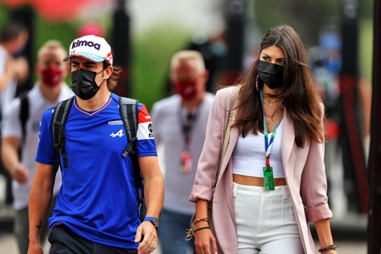 Fernando Alonso (ESP) Alpine F1 Team with his girlfriend Linda Morselli.
19.06.2021. Formula 1 World Championship, Rd 7, French Grand Prix, Paul Ricard, France, Qualifying Day.
- www.xpbimages.com, EMail: requests@xpbimages.com &copy; Copyright: Moy / XPB Images