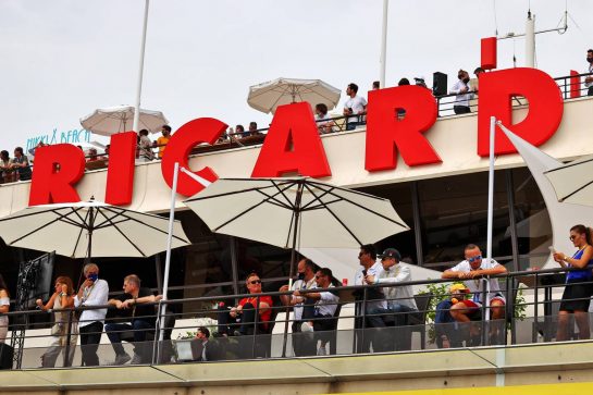 Circuit atmosphere - Paddock Club guests.
19.06.2021. Formula 1 World Championship, Rd 7, French Grand Prix, Paul Ricard, France, Qualifying Day.
- www.xpbimages.com, EMail: requests@xpbimages.com &copy; Copyright: Moy / XPB Images