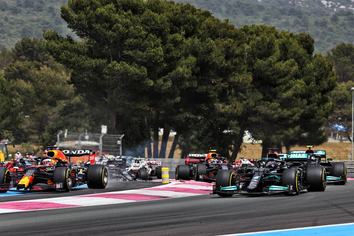 (L to R): Max Verstappen (NLD) Red Bull Racing RB16B and Lewis Hamilton (GBR) Mercedes AMG F1 W12 at the start of the race. 20.06.2021. Formula 1 World Championship, Rd 7, French Grand Prix, Paul Ricard