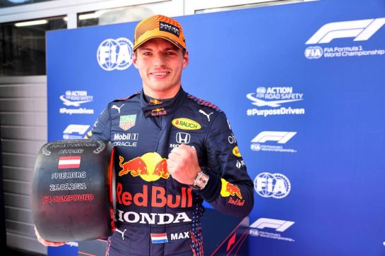 Max Verstappen (NLD) Red Bull Racing with the Pirelli Pole Position Award in qualifying parc ferme.
26.06.2021. Formula 1 World Championship, Rd 8, Steiermark Grand Prix, Spielberg, Austria, Qualifying Day.
- www.xpbimages.com, EMail: requests@xpbimages.com © Copyright: Batchelor / XPB Images