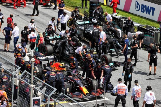 Sergio Perez (MEX) Red Bull Racing RB16B; Lewis Hamilton (GBR) Mercedes AMG F1 W12, and Valtteri Bottas (FIN) Mercedes AMG F1 W12, on the grid.
27.06.2021. Formula 1 World Championship, Rd 8, Steiermark Grand Prix, Spielberg, Austria, Race Day.
- www.xpbimages.com, EMail: requests@xpbimages.com © Copyright: Moy / XPB Images