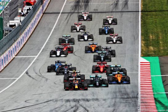 Max Verstappen (NLD) Red Bull Racing RB16B leads at the start of the race.
27.06.2021. Formula 1 World Championship, Rd 8, Steiermark Grand Prix, Spielberg, Austria, Race Day.
- www.xpbimages.com, EMail: requests@xpbimages.com © Copyright: Charniaux / XPB Images