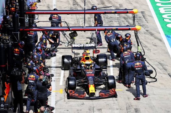 Max Verstappen (NLD) Red Bull Racing RB16B makes a pit stop.
27.06.2021. Formula 1 World Championship, Rd 8, Steiermark Grand Prix, Spielberg, Austria, Race Day.
- www.xpbimages.com, EMail: requests@xpbimages.com © Copyright: Moy / XPB Images