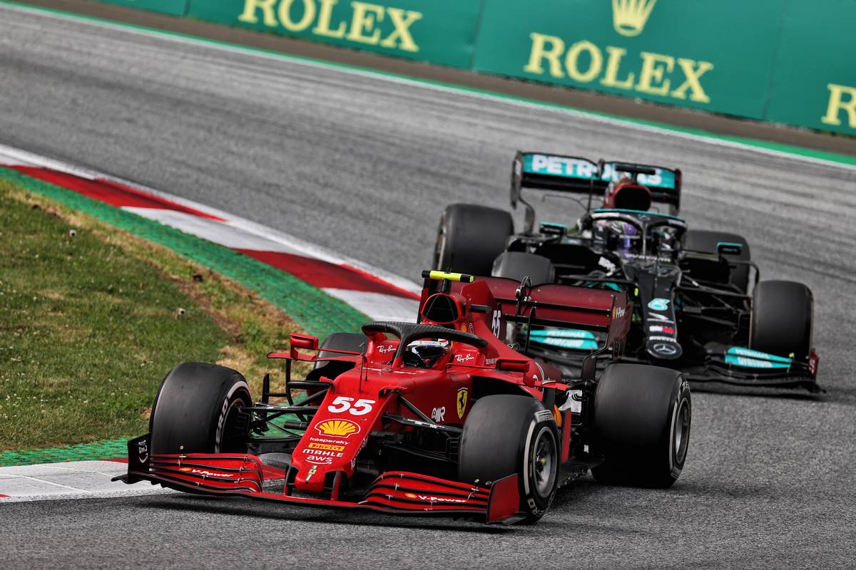 Sainz frustrated to be held up behind Hamilton