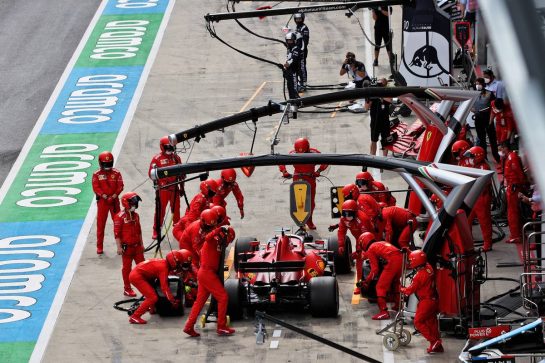 Charles Leclerc (MON) Ferrari SF-21 makes a pit stop.
27.06.2021. Formula 1 World Championship, Rd 8, Steiermark Grand Prix, Spielberg, Austria, Race Day.
- www.xpbimages.com, EMail: requests@xpbimages.com © Copyright: Moy / XPB Images