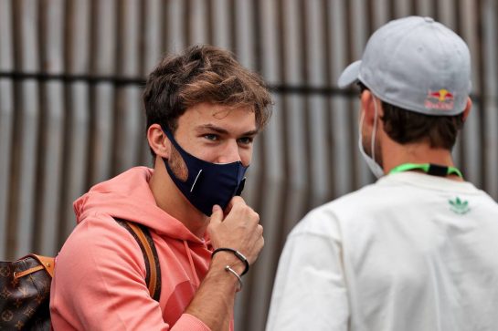(L to R): Pierre Gasly (FRA) AlphaTauri with Dominic Thiem (AUT) Tennis Player.
04.07.2021. Formula 1 World Championship, Rd 9, Austrian Grand Prix, Spielberg, Austria, Race Day.
- www.xpbimages.com, EMail: requests@xpbimages.com © Copyright: Moy / XPB Images