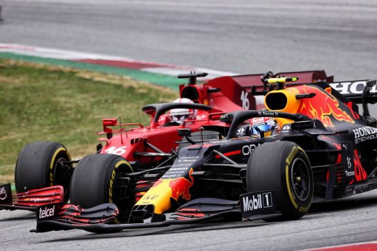 Sergio Perez (MEX) Red Bull Racing RB16B and Charles Leclerc (MON) Ferrari SF-21 battle for position.
04.07.2021. Formula 1 World Championship, Rd 9, Austrian Grand Prix, Spielberg, Austria, Race Day.
- www.xpbimages.com, EMail: requests@xpbimages.com © Copyright: Charniaux / XPB Images