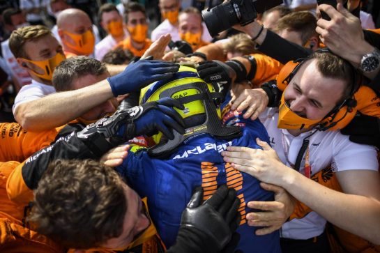 Lando Norris (GBR) McLaren celebrates his third position in parc ferme with the team.
04.07.2021. Formula 1 World Championship, Rd 9, Austrian Grand Prix, Spielberg, Austria, Race Day.
- www.xpbimages.com, EMail: requests@xpbimages.com © Copyright: FIA Pool Image for Editorial Use Only