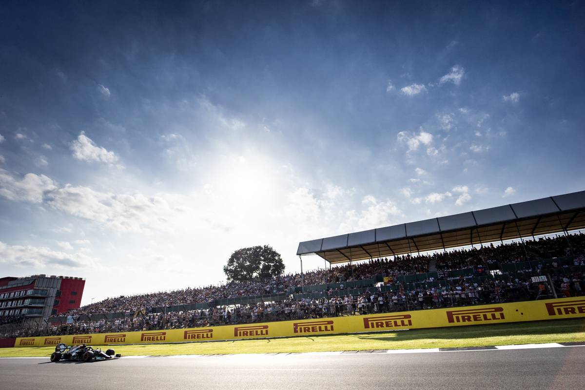 Verstappen clinches pole with first lap move on Hamilton