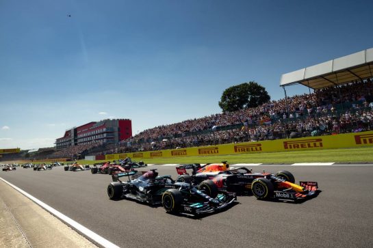 Max Verstappen (NLD) Red Bull Racing RB16B and Lewis Hamilton (GBR) Mercedes AMG F1 W12 battle for the lead at the start of the race.
18.07.2021. Formula 1 World Championship, Rd 10, British Grand Prix, Silverstone, England, Race Day.
- www.xpbimages.com, EMail: requests@xpbimages.com &copy; Copyright: Bearne / XPB Images
