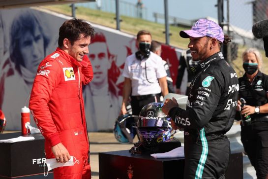 Charles Leclerc (MON) Ferrari SF-21 and Lewis Hamilton (GBR) Mercedes AMG F1.
18.07.2021. Formula 1 World Championship, Rd 10, British Grand Prix, Silverstone, England, Race Day.
- www.xpbimages.com, EMail: requests@xpbimages.com &copy; Copyright: Batchelor / XPB Images