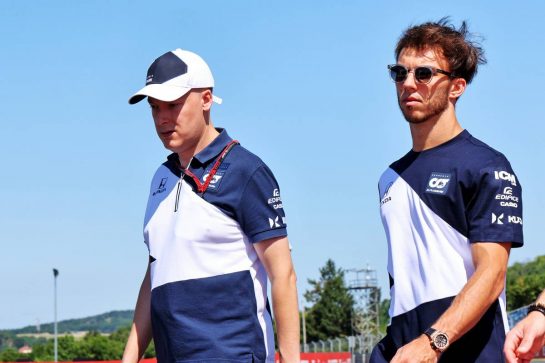 Pierre Gasly (FRA) AlphaTauri walks the circuit with the team.
29.07.2021. Formula 1 World Championship, Rd 11, Hungarian Grand Prix, Budapest, Hungary, Preparation Day.
- www.xpbimages.com, EMail: requests@xpbimages.com © Copyright: Batchelor / XPB Images