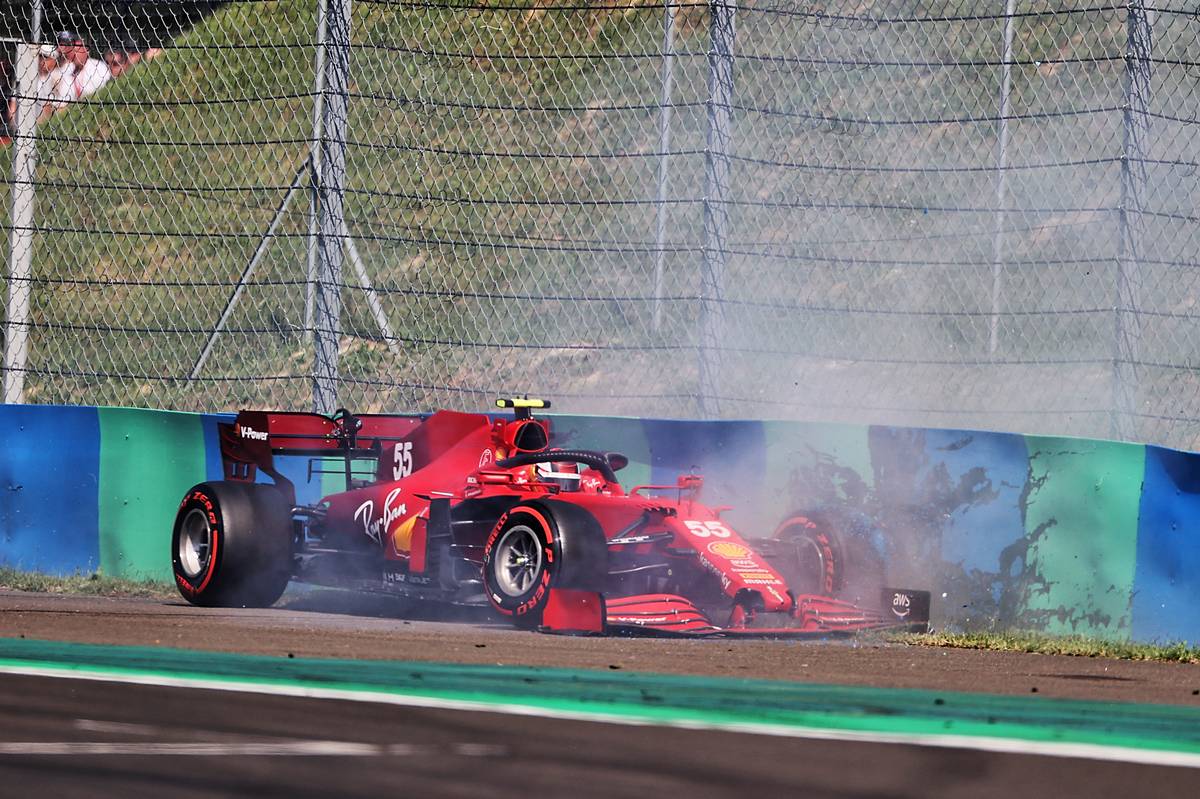 Carlos Sainz Jr (ESP) Ferrari SF-21 crashed out of qualifying. 31.07.2021. Formula 1 World Championship, Rd 11, Hungarian Grand Prix, Budapest