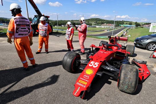 The damaged Ferrari SF-21 of Carlos Sainz Jr (ESP) Ferrari, who crashed in qualifying.
31.07.2021. Formula 1 World Championship, Rd 11, Hungarian Grand Prix, Budapest, Hungary, Qualifying Day.
- www.xpbimages.com, EMail: requests@xpbimages.com &copy; Copyright: Moy / XPB Images